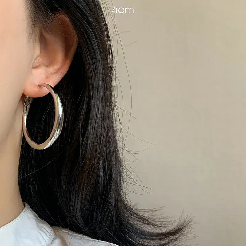 Oversized Metal Hoop Earrings – Exaggerated Statement Style 2025 – Hidden Picks Online