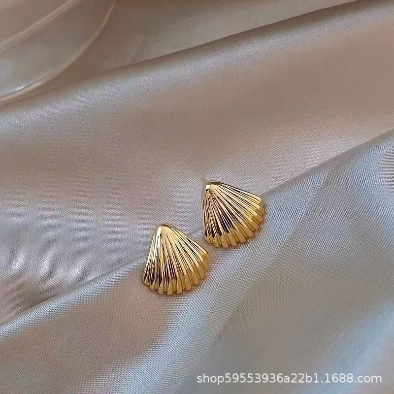 Heart-Shaped Earrings for Women – Trendy Niche Style 2025 – Hidden Picks Online