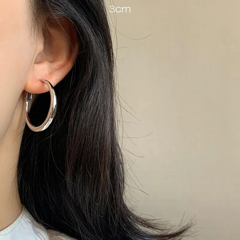 Oversized Metal Hoop Earrings – Exaggerated Statement Style 2025 – Hidden Picks Online