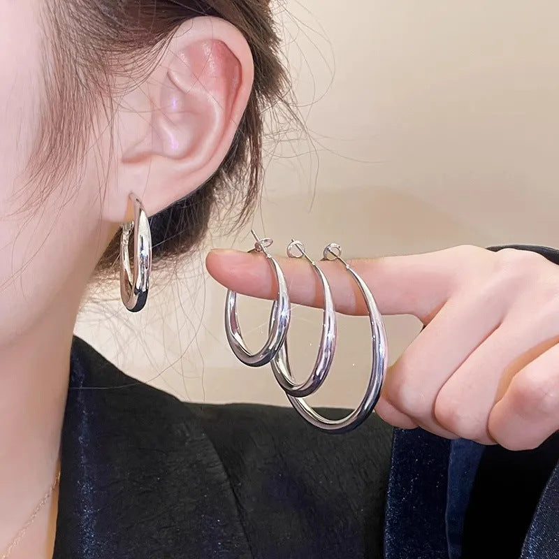 Oversized Metal Hoop Earrings – Exaggerated Statement Style 2025 – Hidden Picks Online