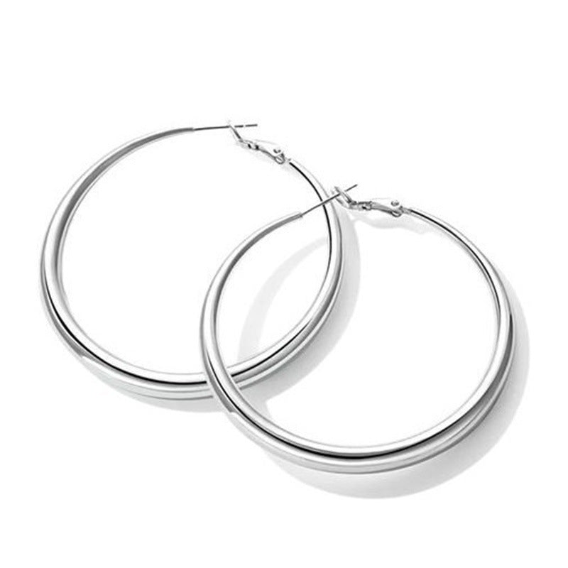 Oversized Metal Hoop Earrings – Exaggerated Statement Style 2025 – Hidden Picks Online