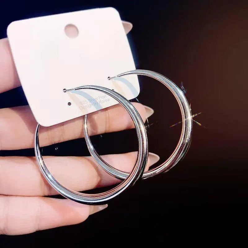 Oversized Metal Hoop Earrings – Exaggerated Statement Style 2025 – Hidden Picks Online