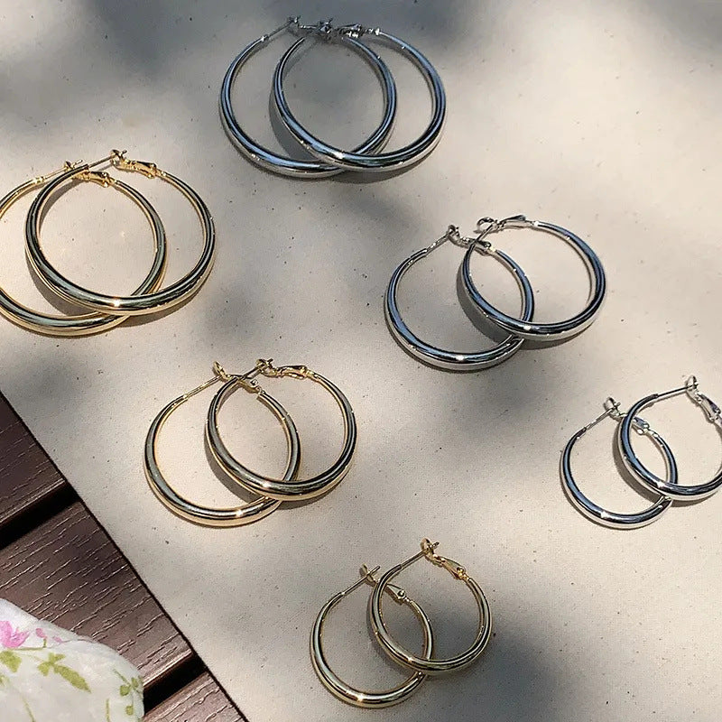 Oversized Metal Hoop Earrings – Exaggerated Statement Style 2025 – Hidden Picks Online